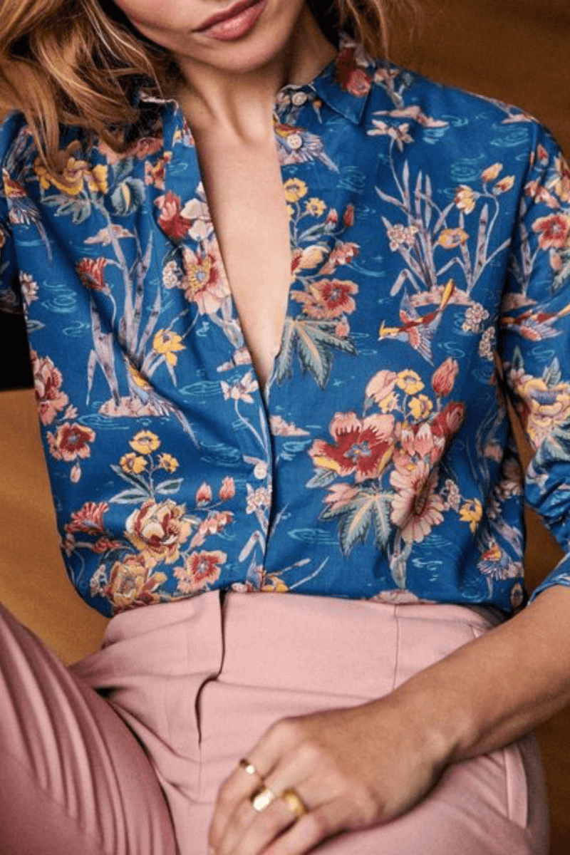 chemise bleue fleurs look