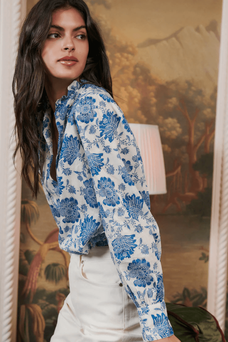 look chemise imprimée blanc bleu