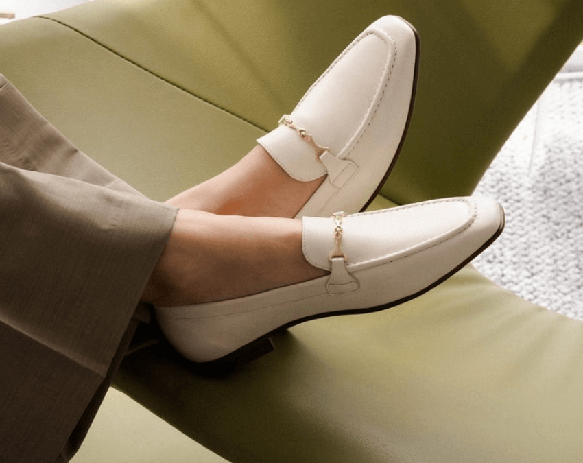 Stylée avec des chaussures plates